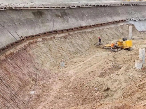 玛沁基坑边坡加固